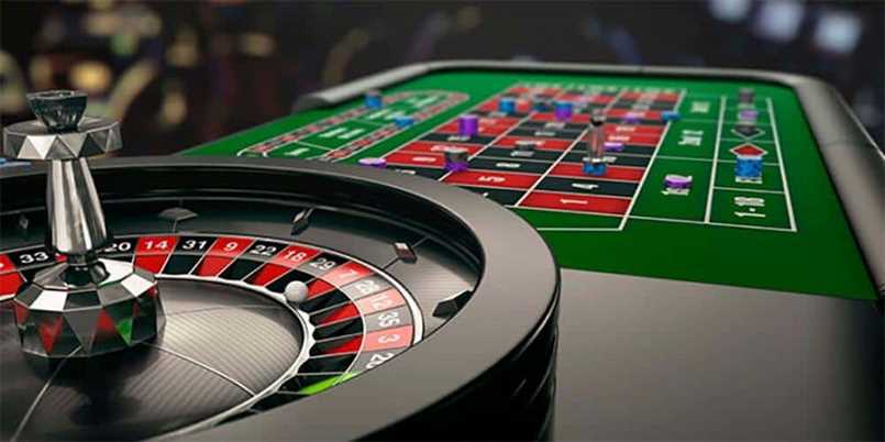 Roulette là gì? Roulette là trò chơi cá cược nổi tiếng trong hệ thống game Casino mà bất kỳ cược thủ nào cũng biết đến